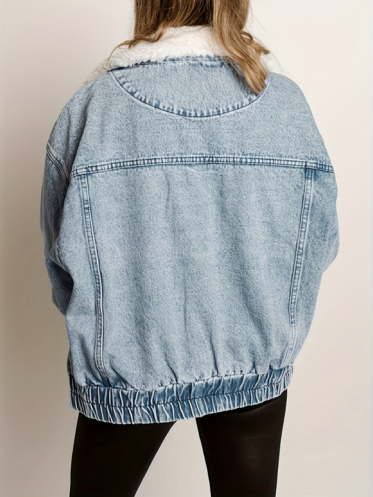 Veste grande taille, tenue franche, chaleur d'hiver, détail du tissu