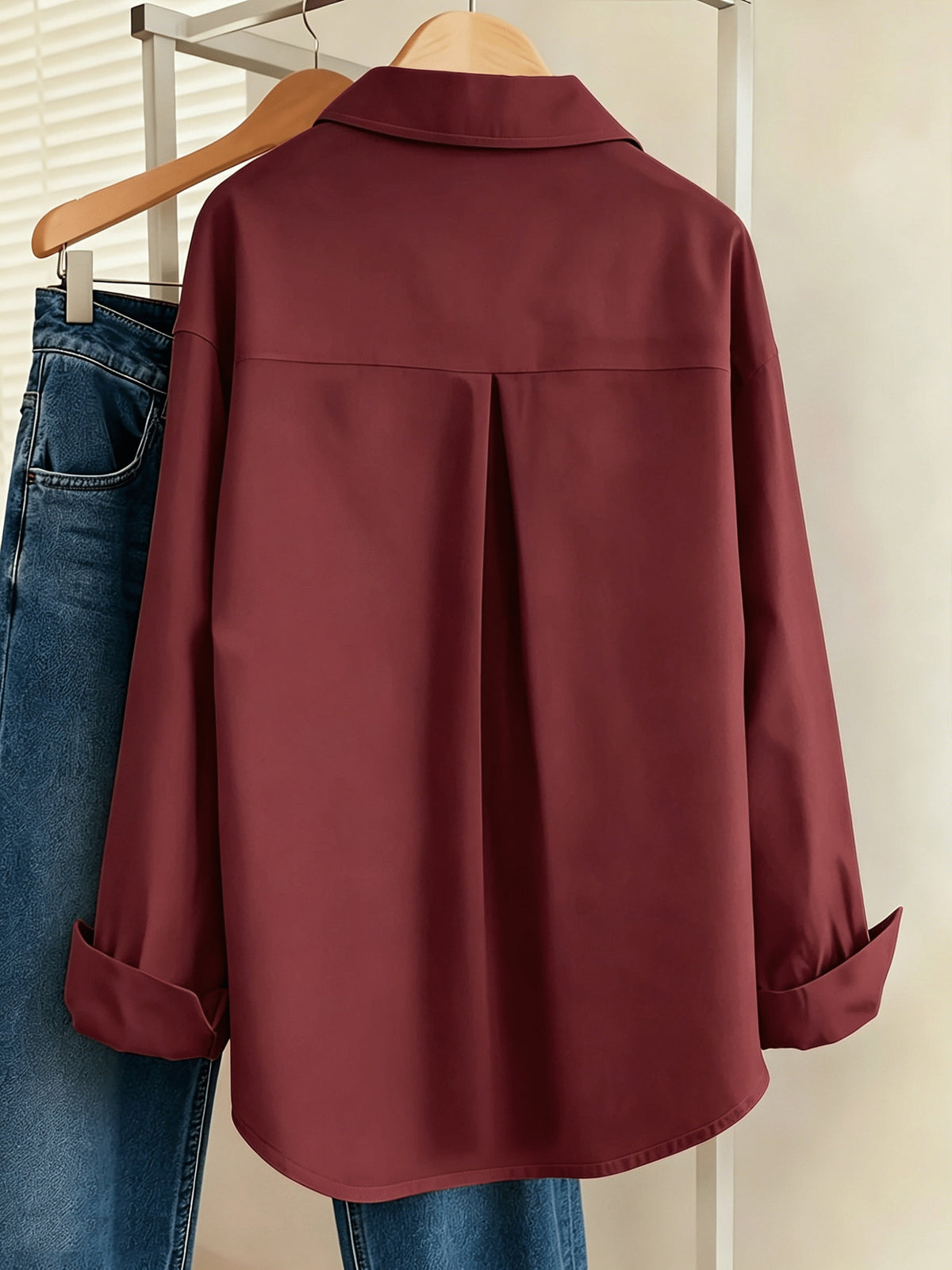 Chemise grande taille, col à revers, boutonnage, allure élégante, vu de dos