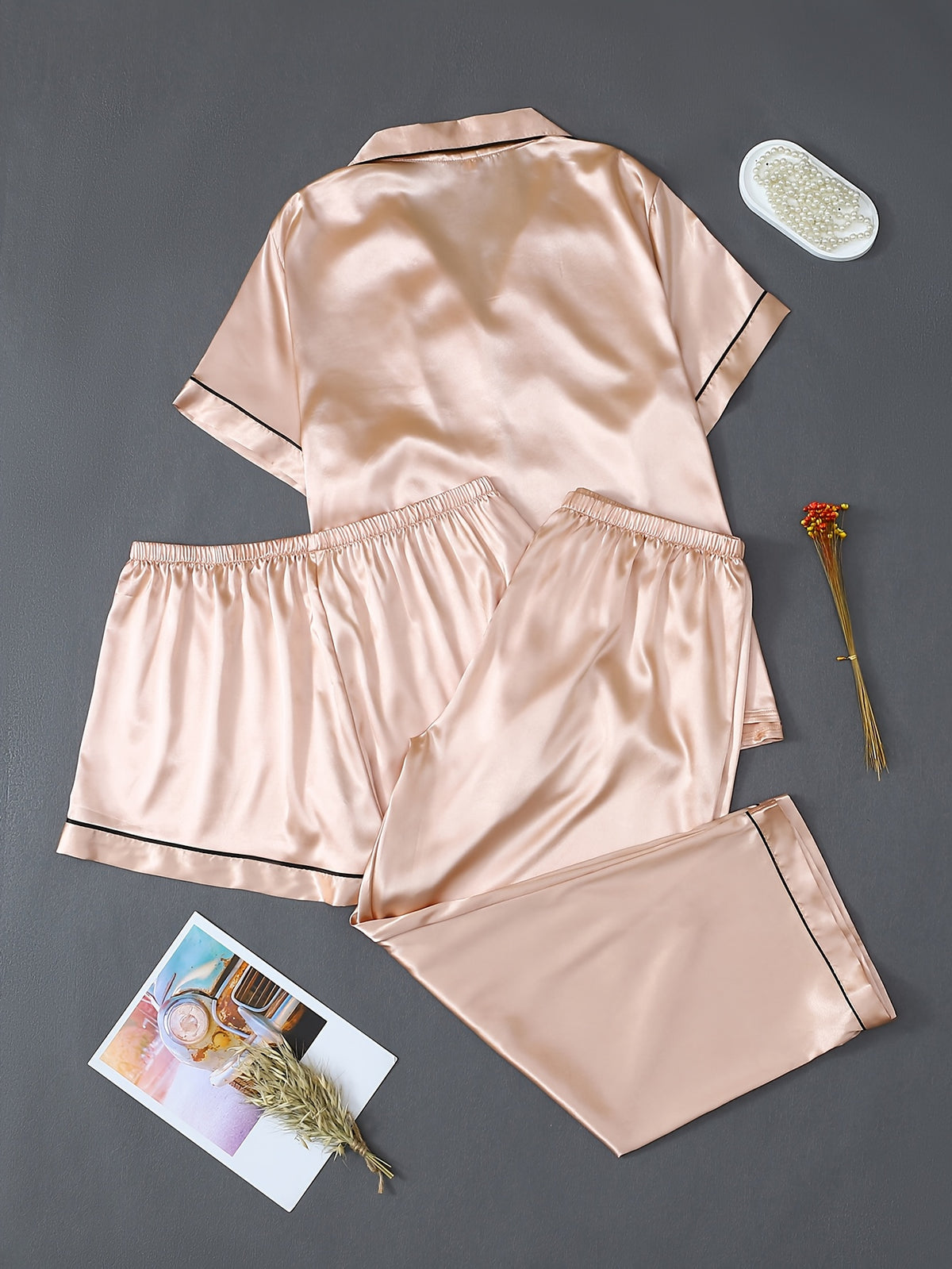 Pyjama grande taille en satin, poches plaquées, manches courtes, tombé fluide — composition : 95% Polyester, 5% Élasthanne