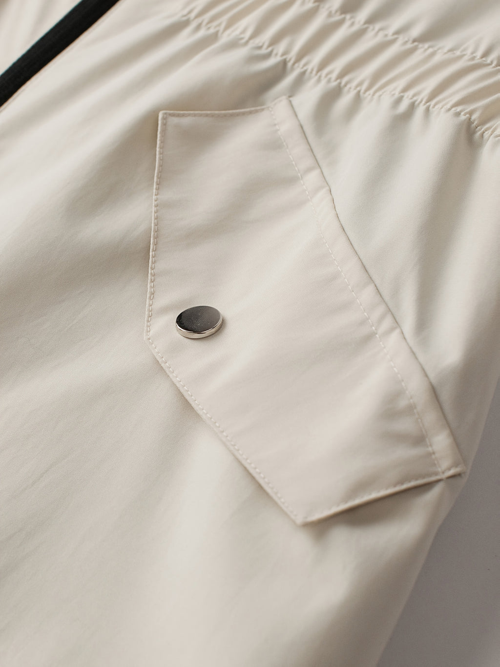 Trench grande taille, longueur midi, capuche, détail du tissu