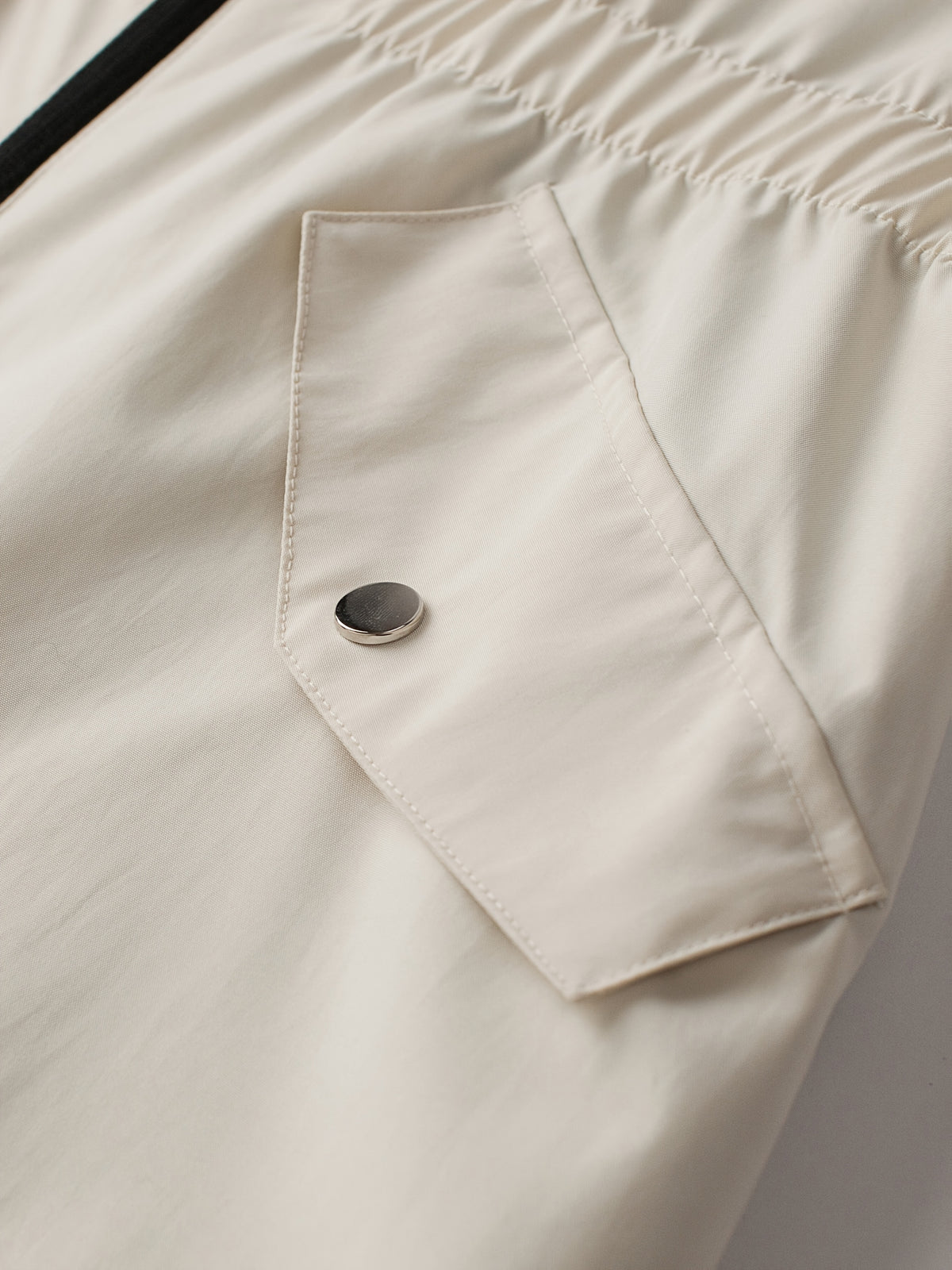 Trench grande taille, longueur midi, capuche, détail du tissu