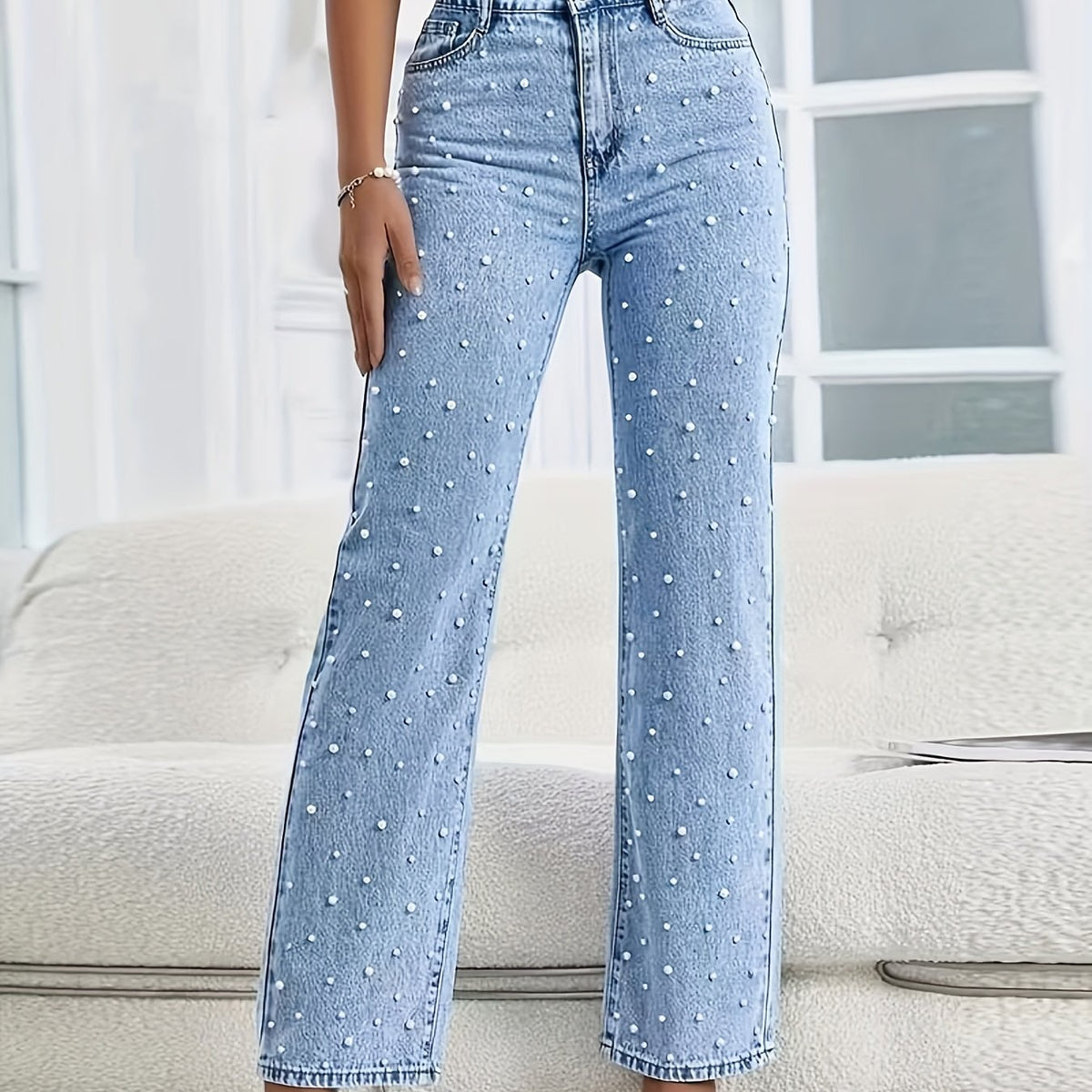Jean grande taille, coupe droite, perles, tenue franche