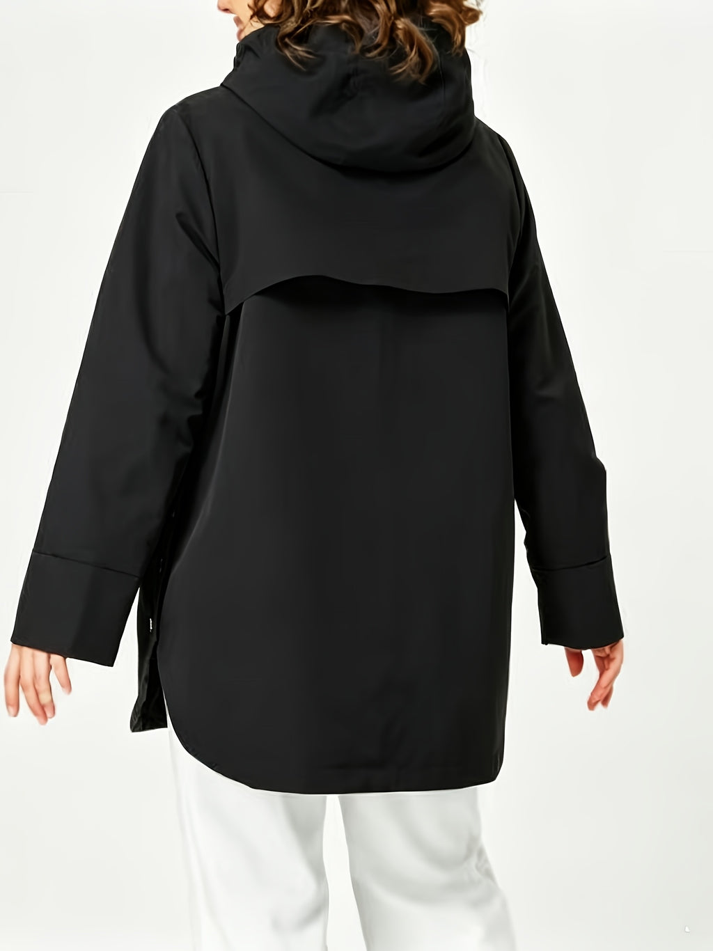 Manteau grande taille, fermeture zippée, capuche, esprit trench, mise en situation