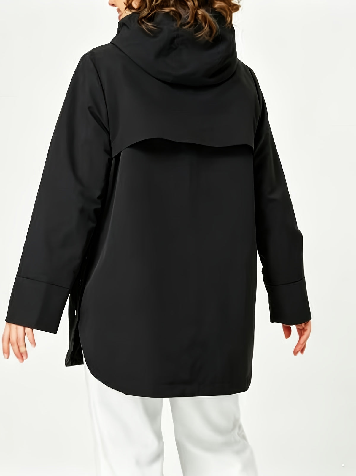 Manteau grande taille, fermeture zippée, capuche, esprit trench, mise en situation