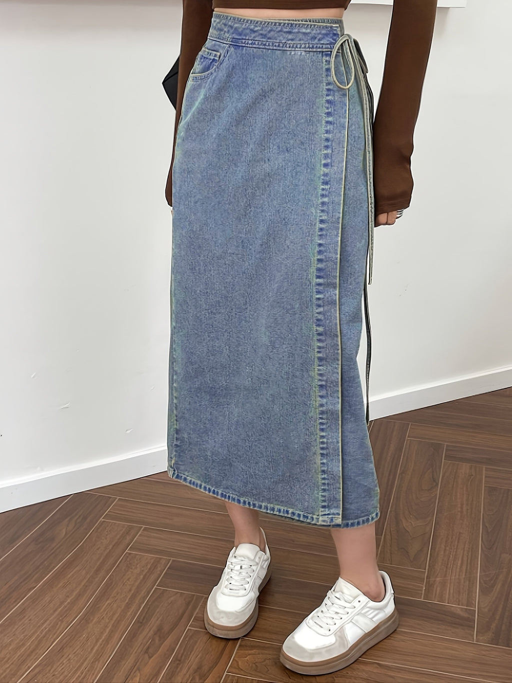 Jupe grande taille à imprimé géométrique, coupe oversize, fente, tenue franche, porté de face