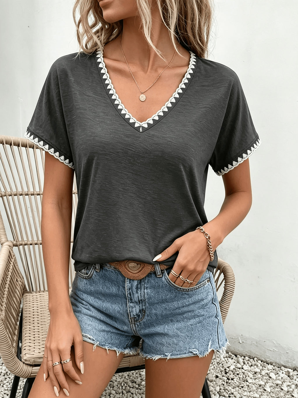 T-shirt grande taille en dentelle, col V, effet ajouré, mise en situation