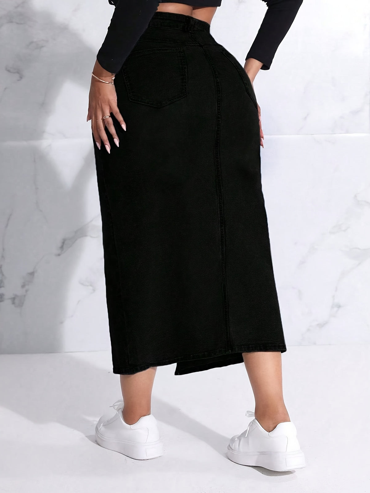 Jupe grande taille, coupe oversize, fente latérale, tenue franche — composition : 73% Coton, 14% Viscose, 11% Polyester, 2% Élasthanne Image