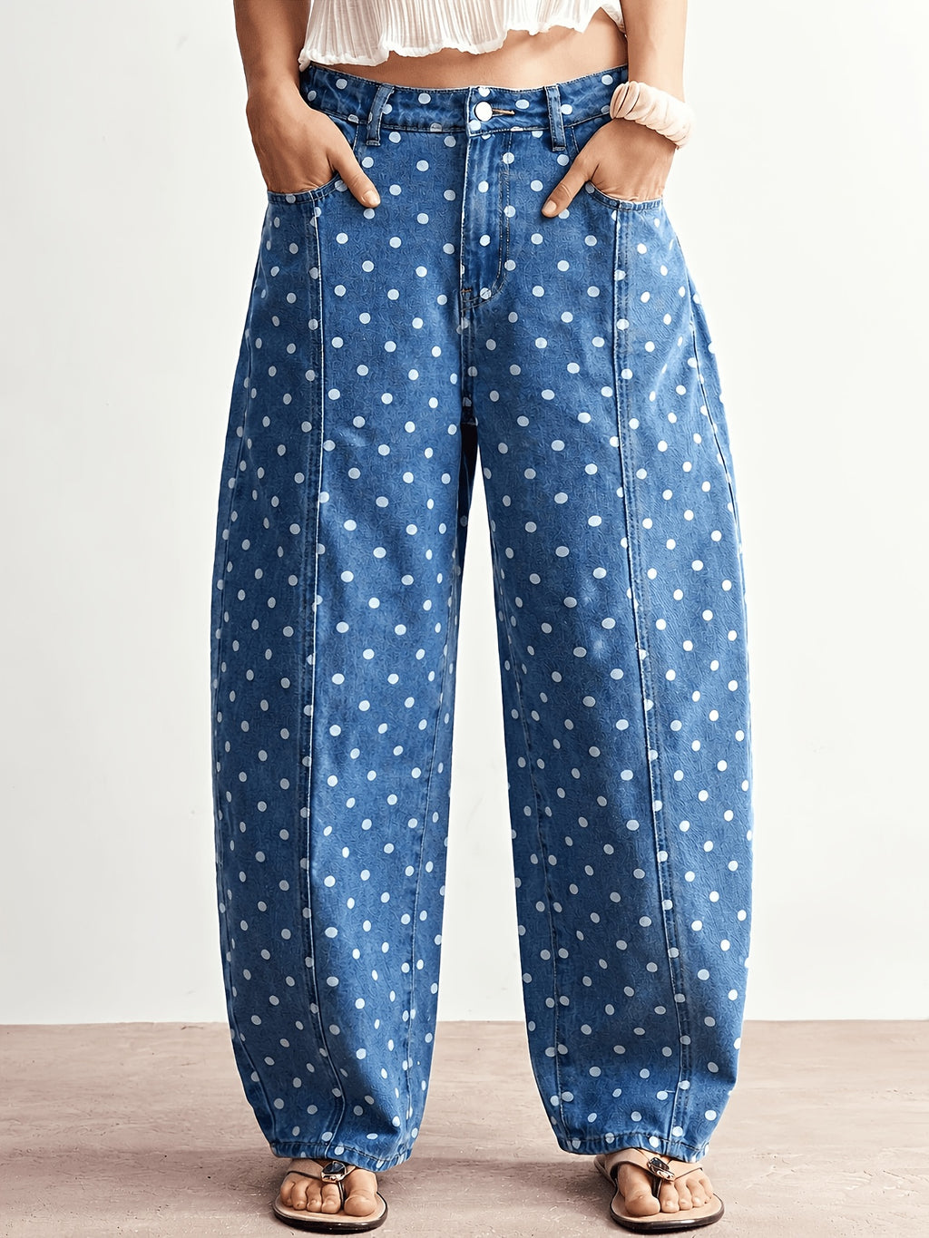 Jean grande taille à pois, coupe oversize, tenue franche