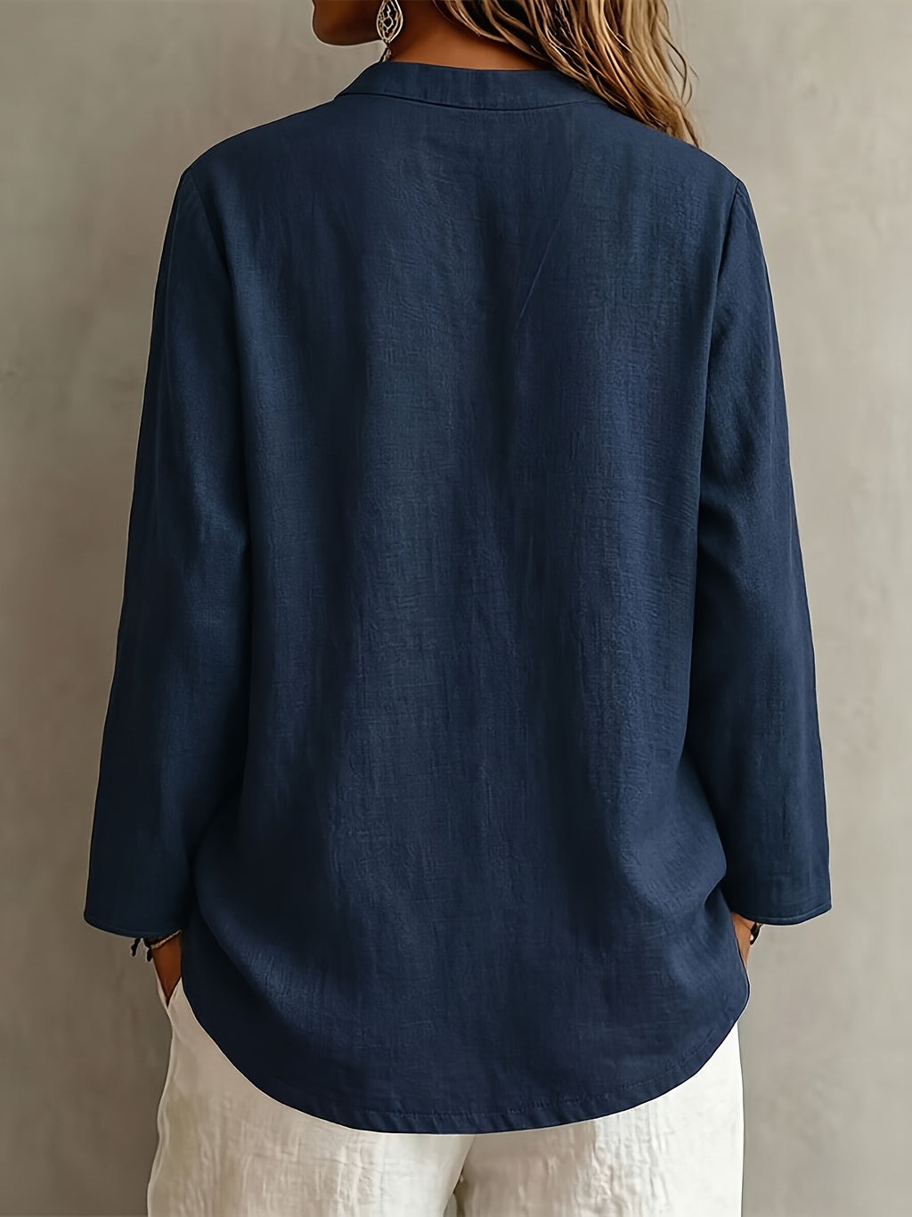 Top grande taille en lin, coupe ample, col V, tenue souple, porté de face
