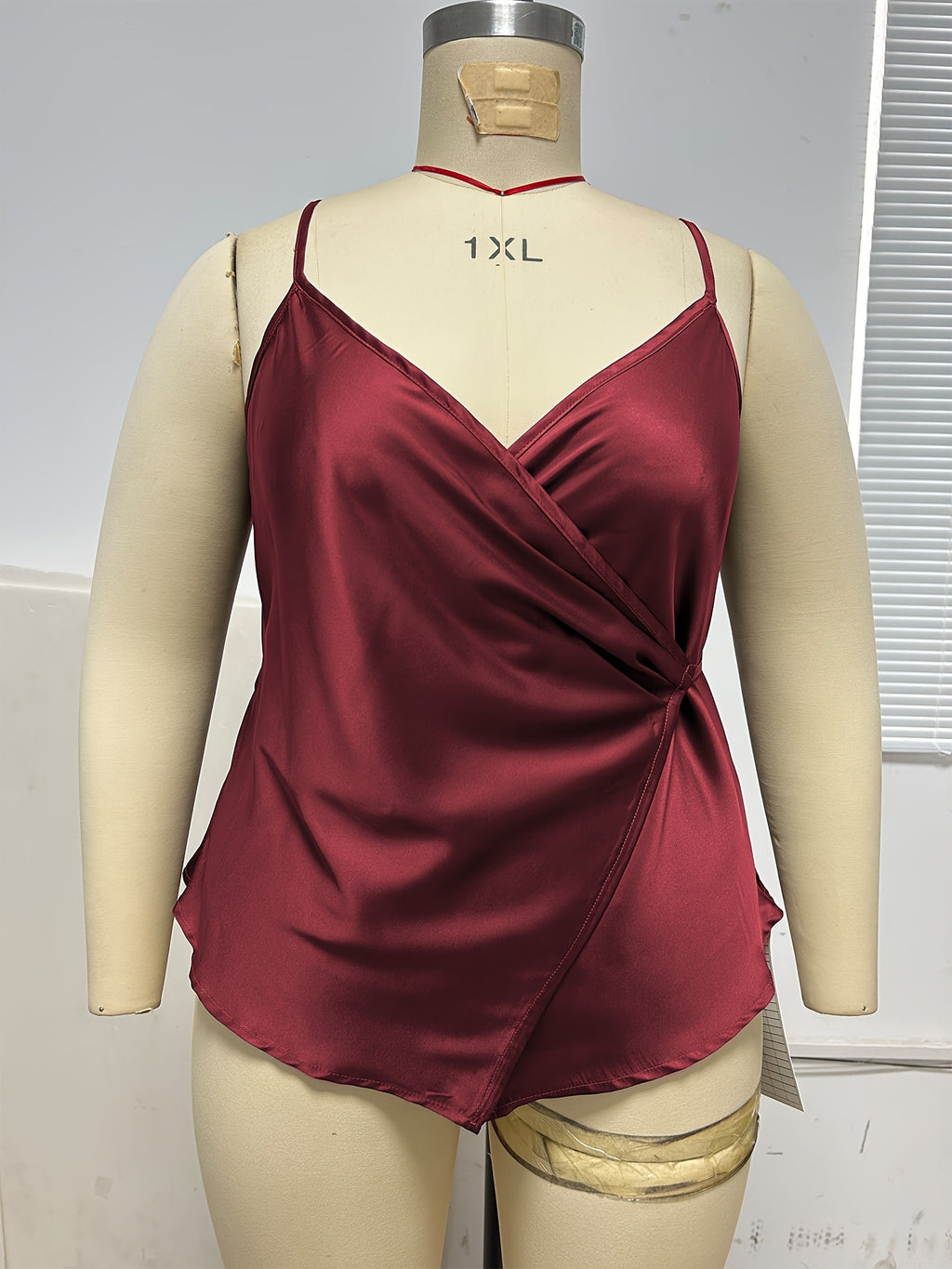 Débardeur grande taille en satin en dégradé sans manches, tombé fluide, mise en situation