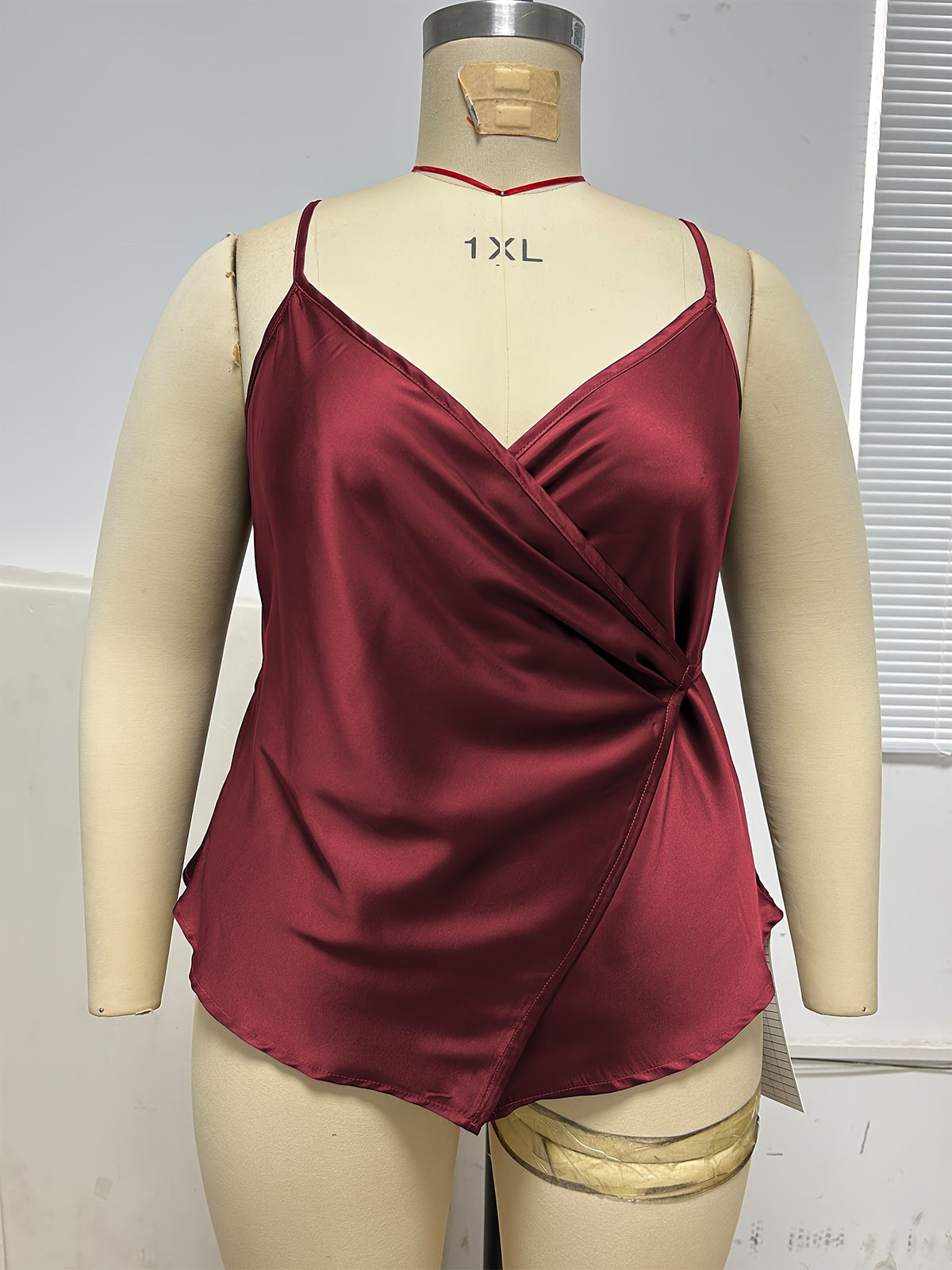 Débardeur grande taille en satin en dégradé sans manches, tombé fluide, mise en situation