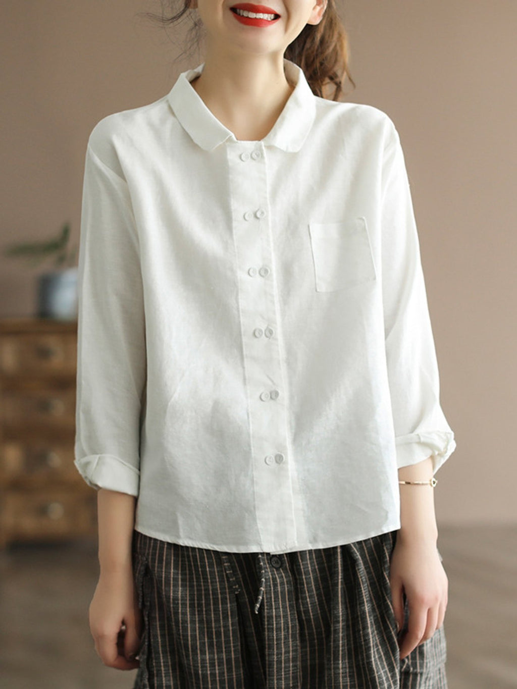 Chemise grande taille en lin, coupe ample, manches longues, tenue souple, mise en situation