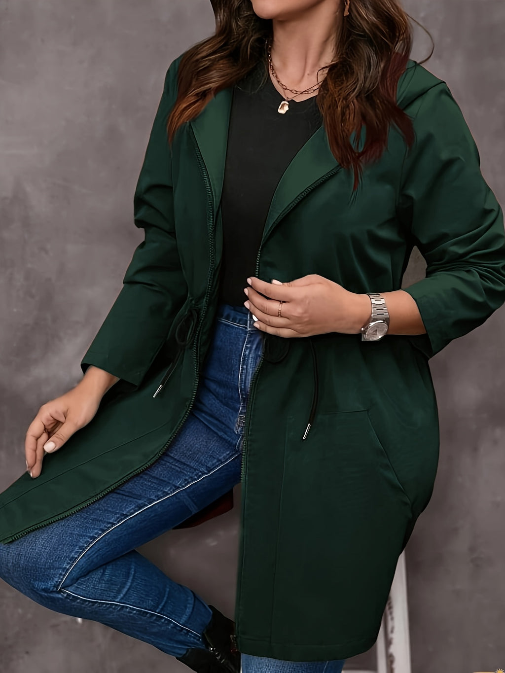 Manteau grande taille, capuche, ligne nette, détail du col