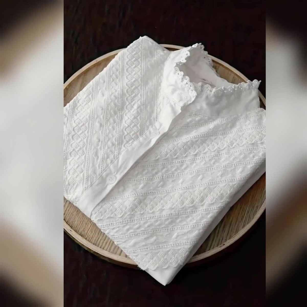 Blouse grande taille en dentelle, dentelle contrastée, effet ajouré, mise en situation