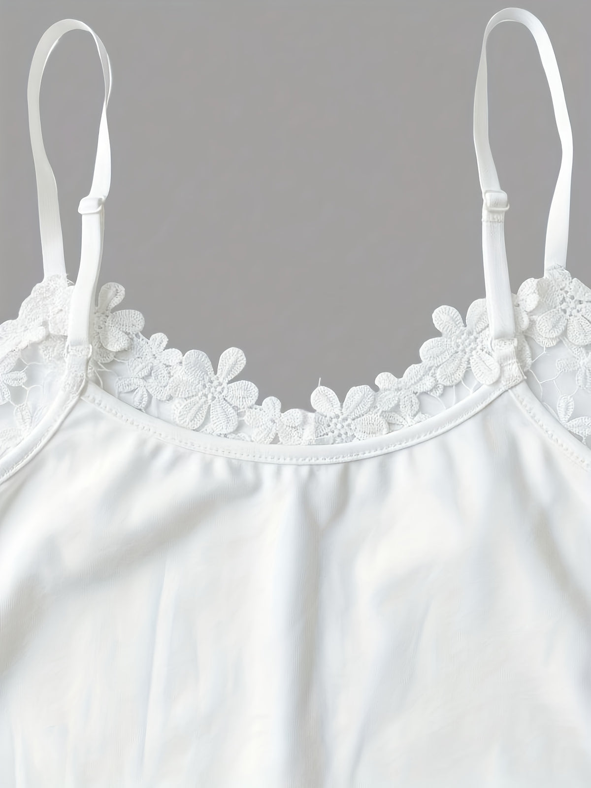 Body gainant grande taille en dentelle, encolure nette, effet ajouré, détail du col
