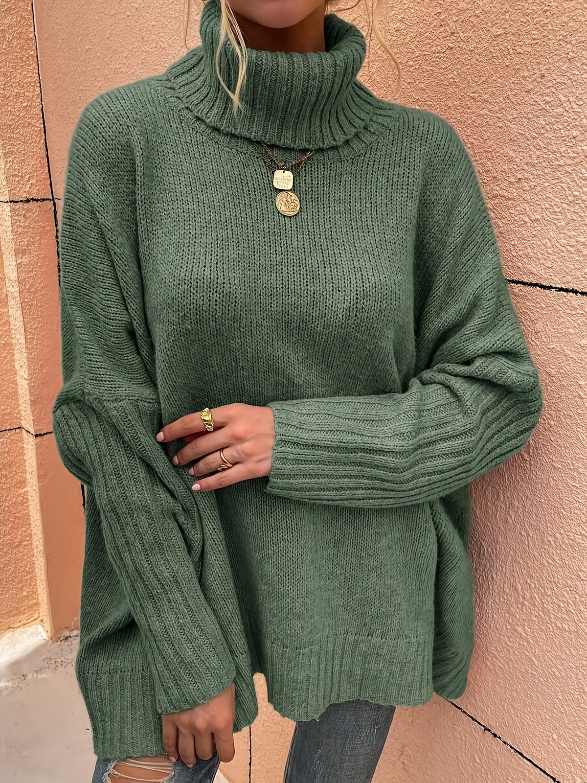 Pull grande taille, coupe oversize, col roulé, maille côtelée, porté de face
