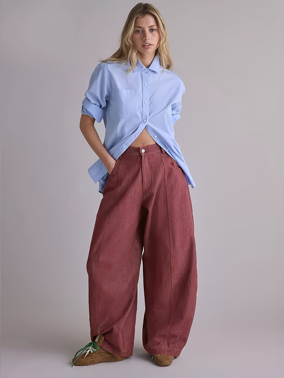 Jean grande taille, coupe évasée, tenue franche, esprit décontracté, porté de face