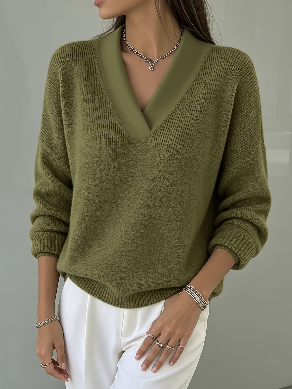 Pull grande taille, coupe oversize, col V, manches longues, mise en situation