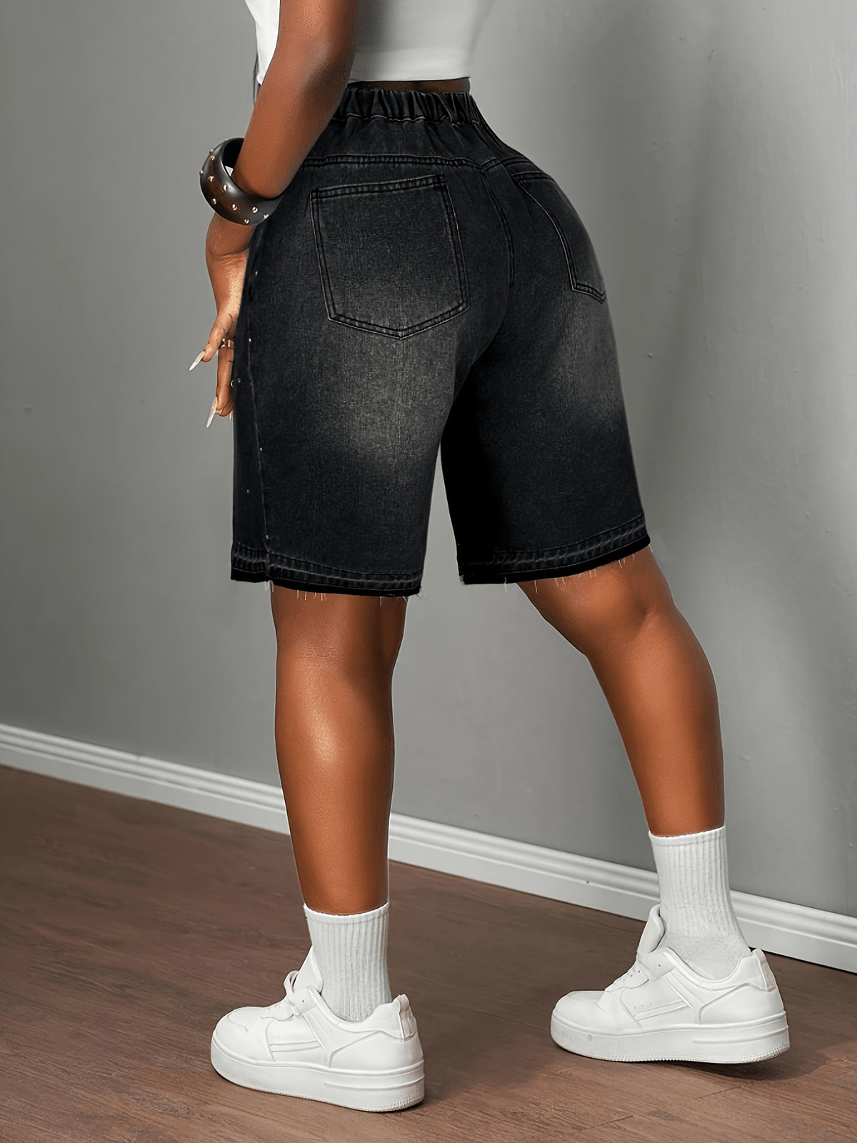 Short grande taille, coupe ample, tenue franche — composition : 70% Coton, 28% Polyester, 2% Élasthanne