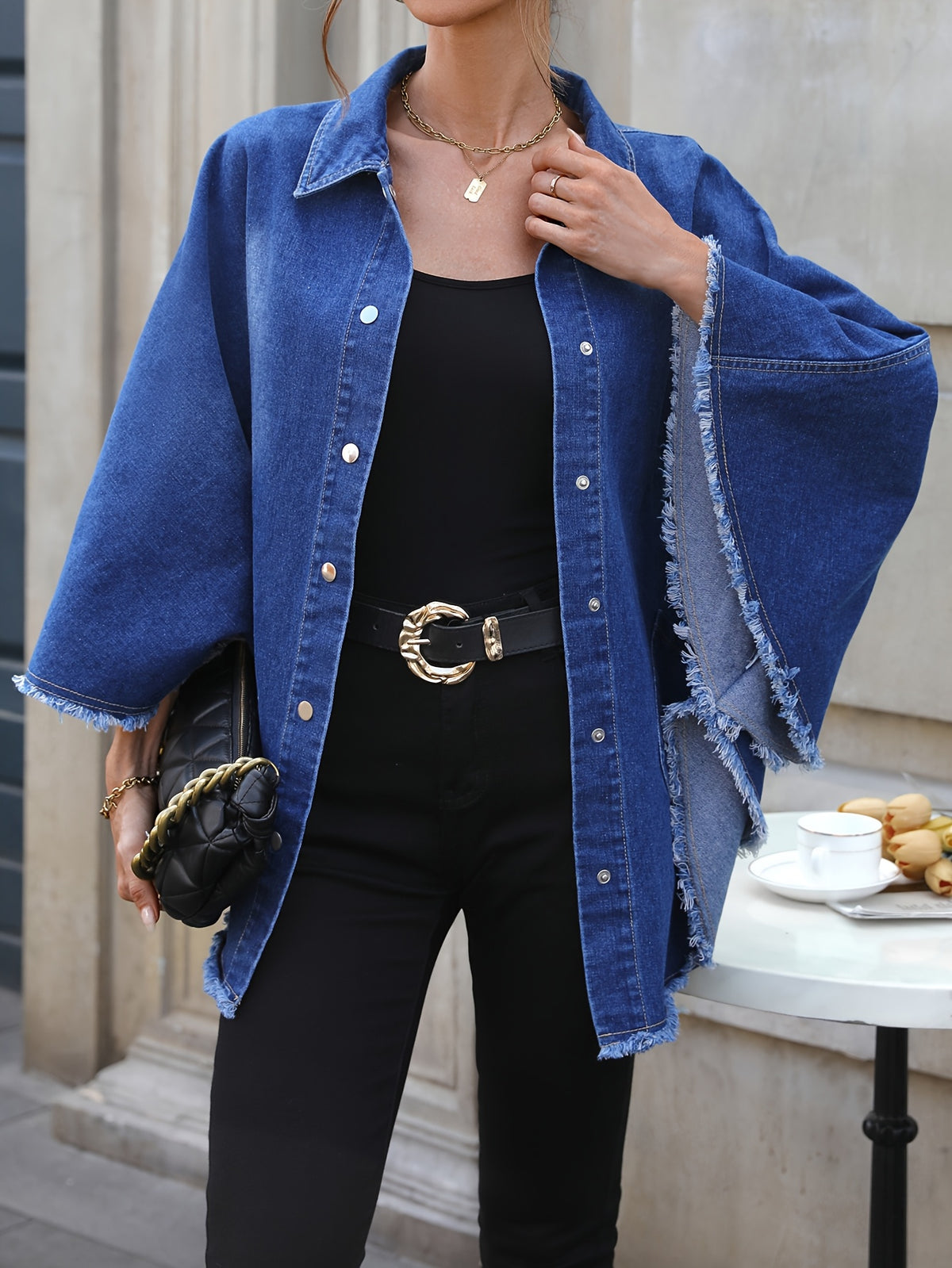 Veste grande taille, coupe ample, col à revers, boutonnage, détail du col