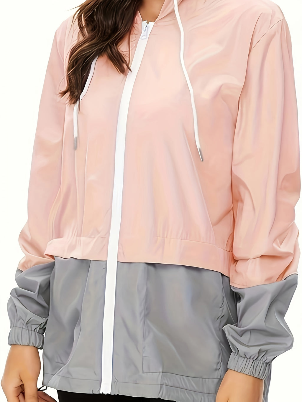 Veste grande taille, capuche, fermeture zippée, coupe-vent, détail du tissu