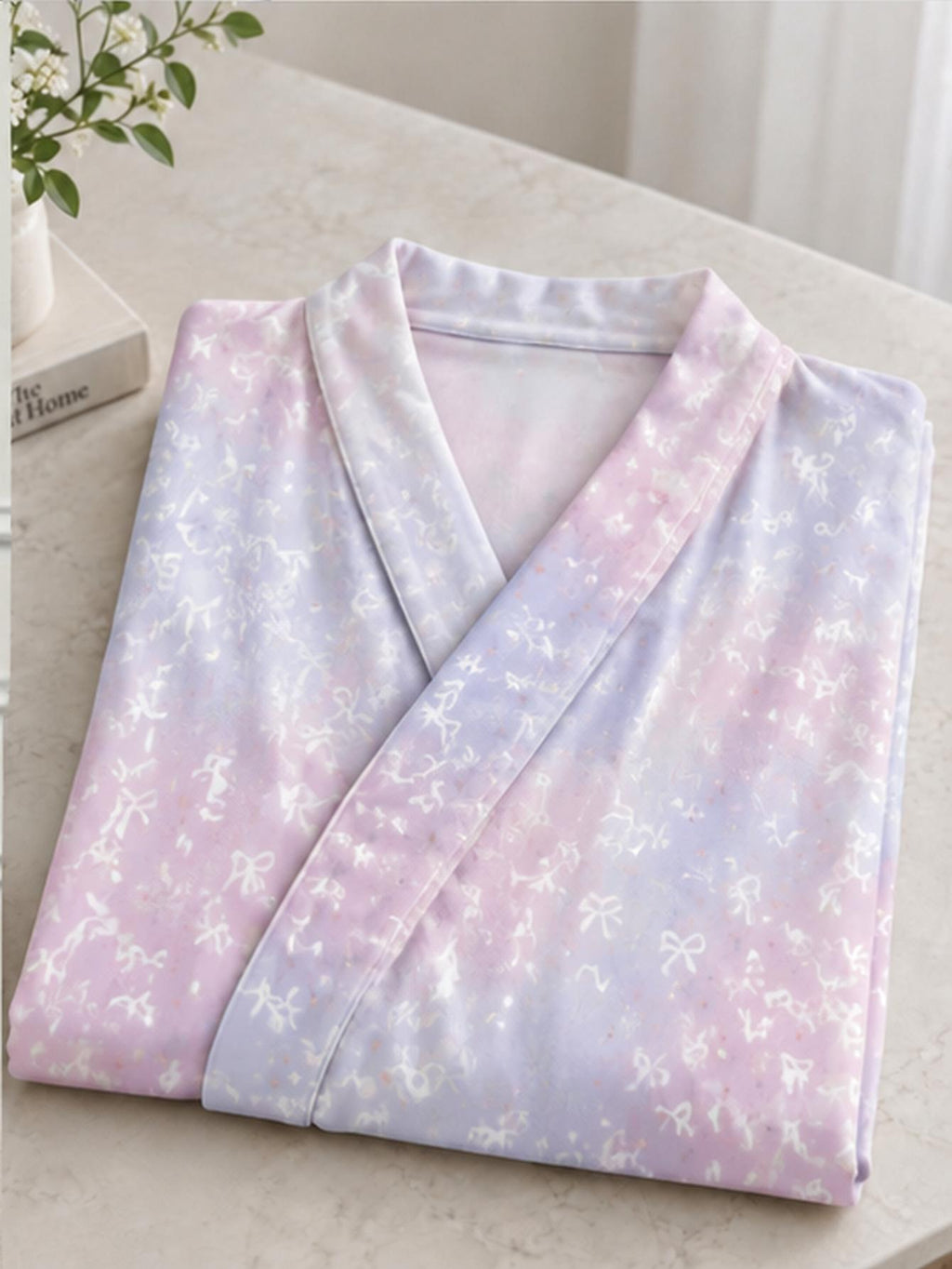 Peignoir grande taille en satin, tombé fluide, vue de profil