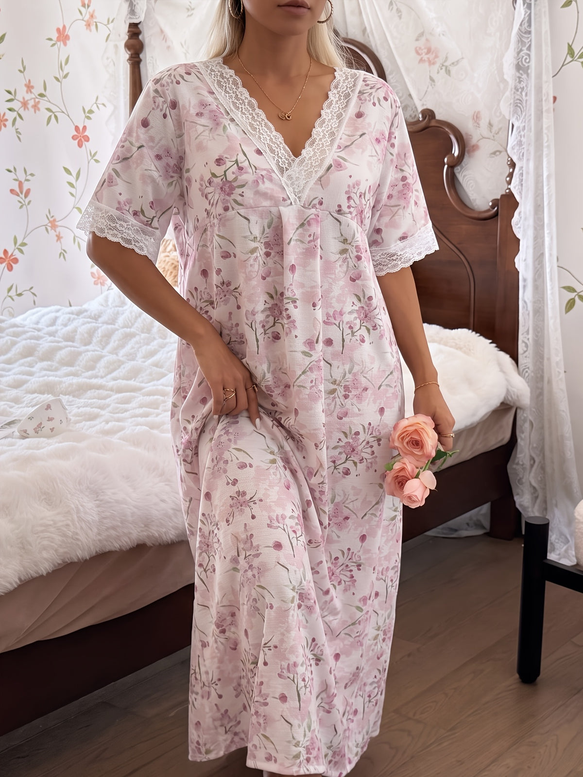 Robe grande taille en dentelle, détail du col