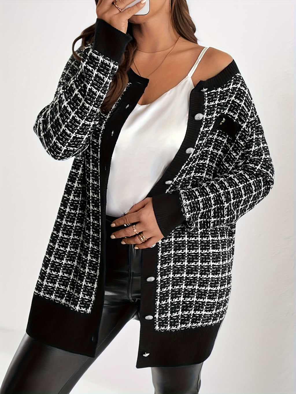 Cardigan grande taille à carreaux, poches pratiques, détail du tissu