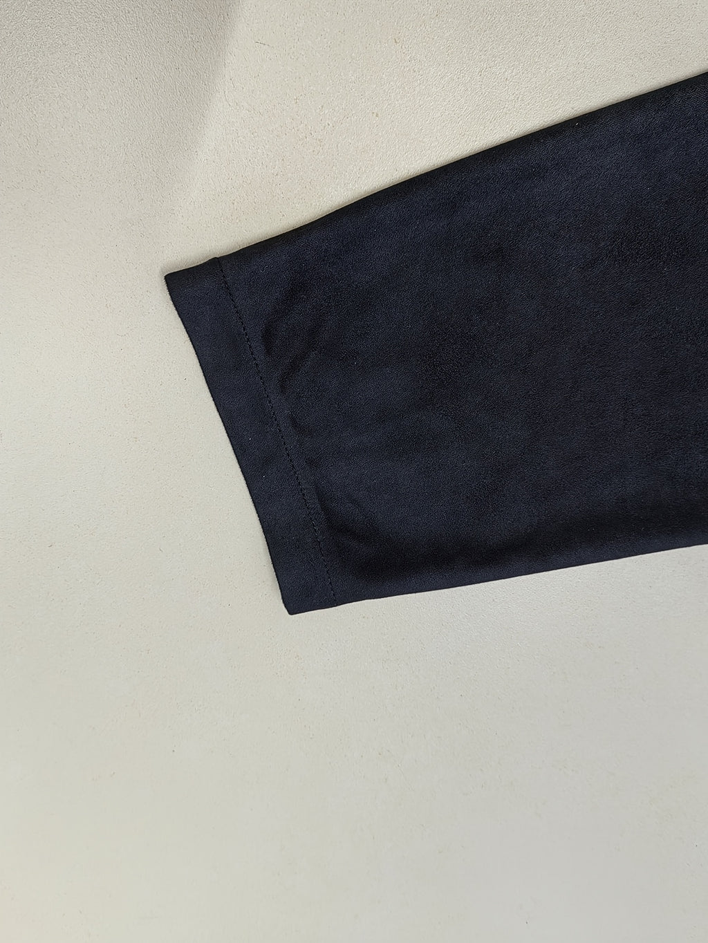 Blazer grande taille en cuir synthétique, col à revers, pompons, allure cuir, porté de face