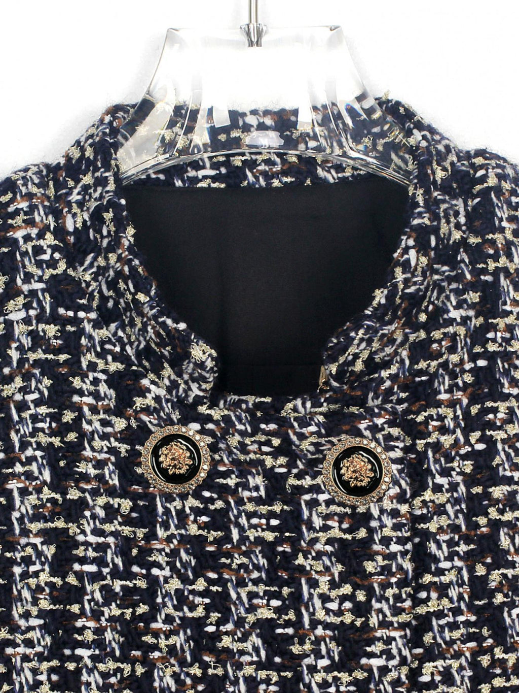 Veste grande taille en tweed, coupe courte, manches longues, tenue structurée, détail du tissu