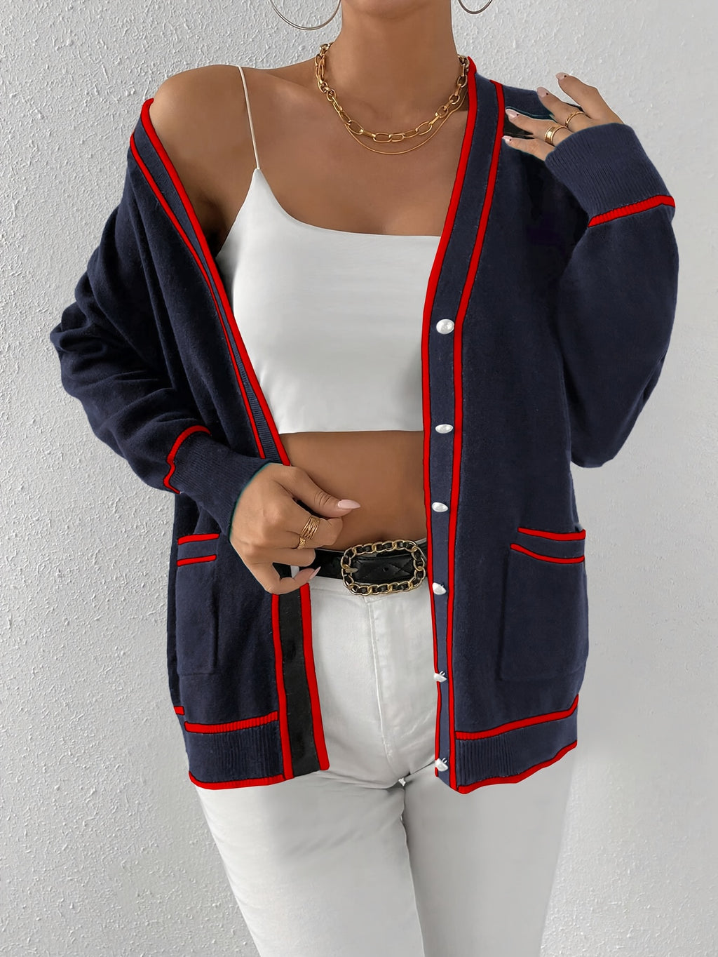 Top grande taille en maille, coupe oversize, poches pratiques, maille souple, porté de face