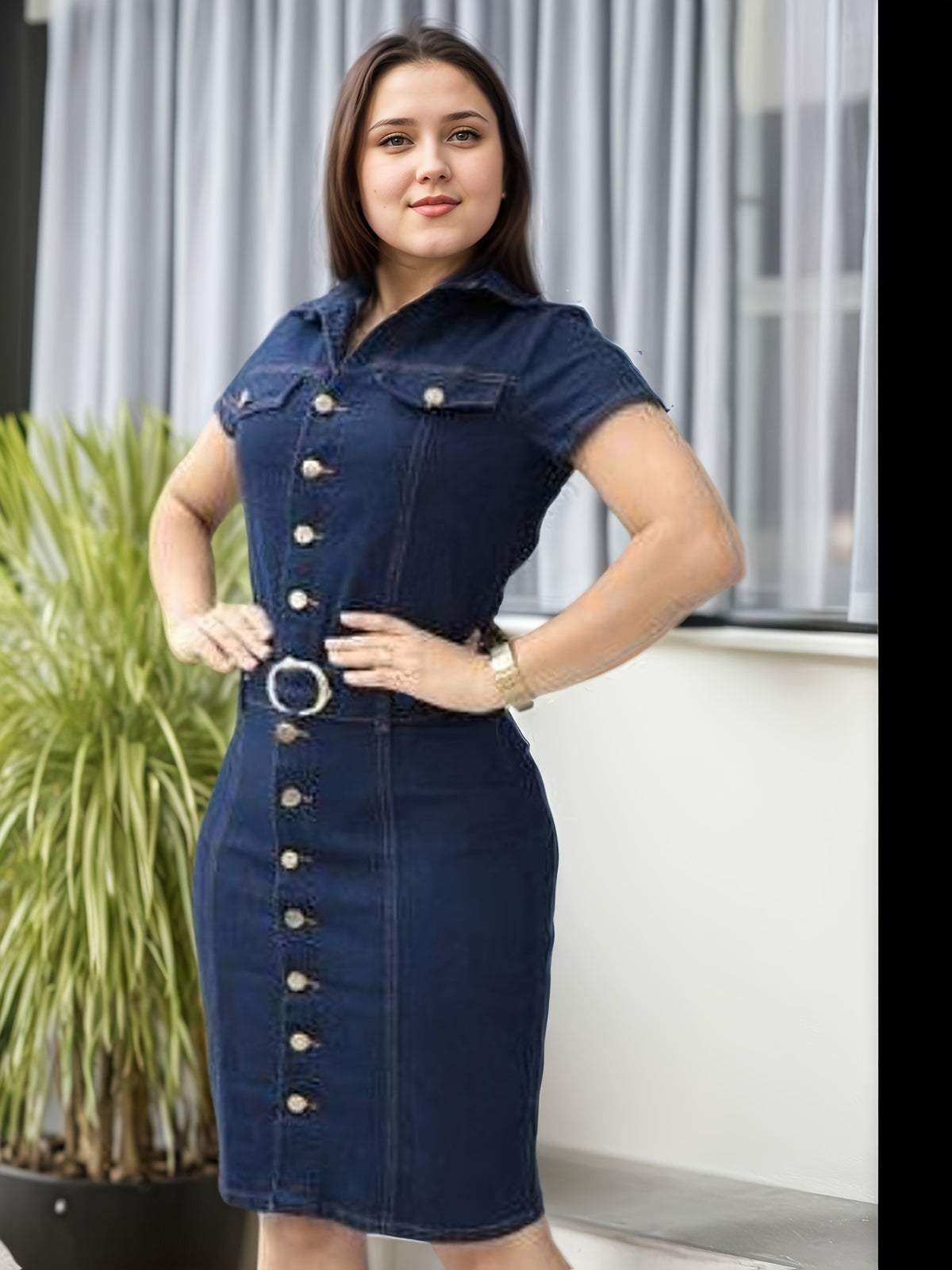 Robe grande taille, ceinture assortie, manches courtes, tenue franche, détail du col