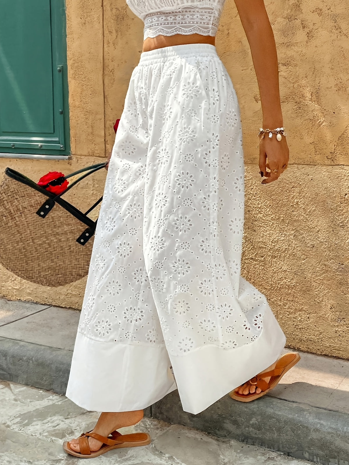 Pantalon grande taille à broderies, coupe évasée, ligne nette, vu de dos