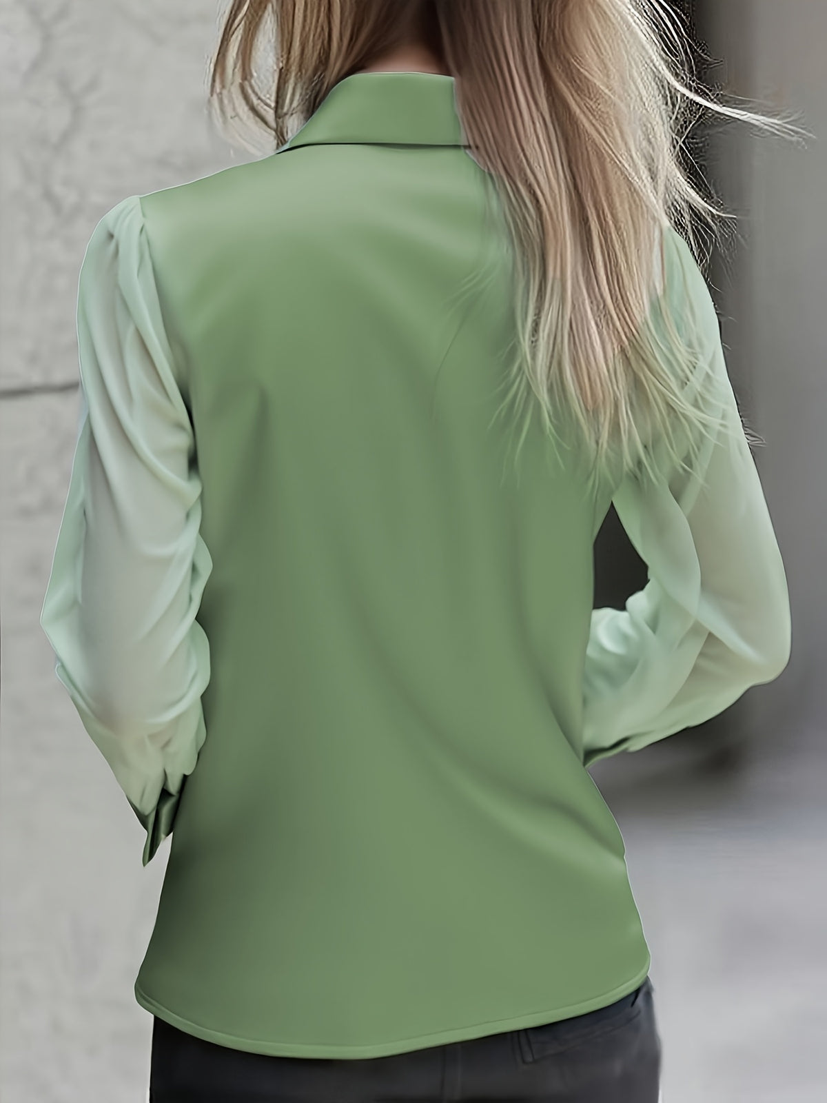 Chemise grande taille en satin, boutonnage, tombé fluide — composition : 95% Polyester, 5% Élasthanne Image