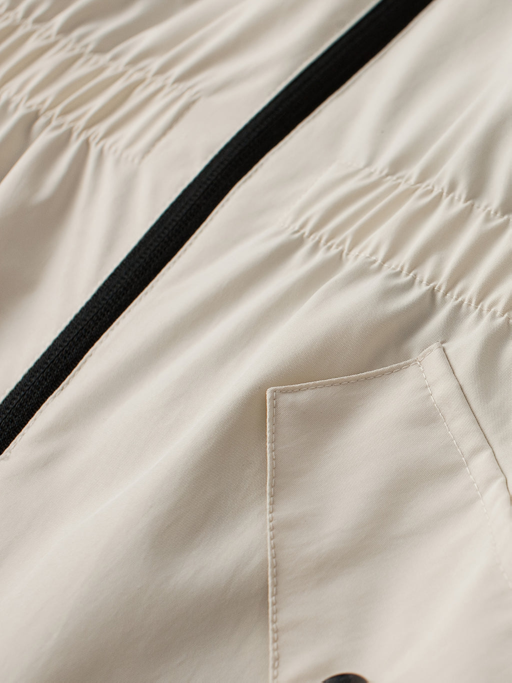 Trench grande taille, longueur midi, capuche, vu de dos