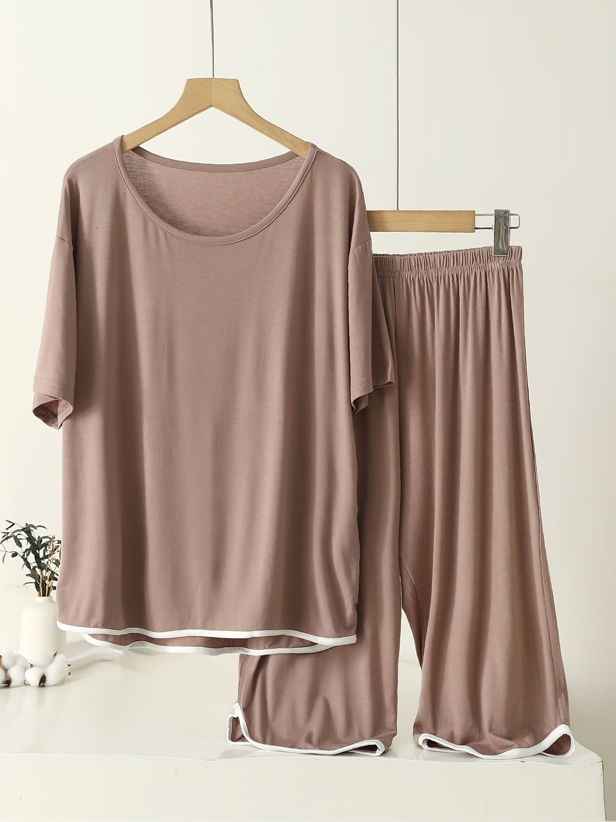 Pyjama grande taille, manches courtes, tombé fluide, détail du tissu