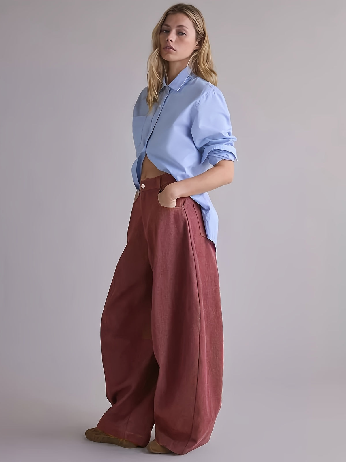 Jean grande taille, coupe évasée, tenue franche, esprit décontracté, tissu opaque