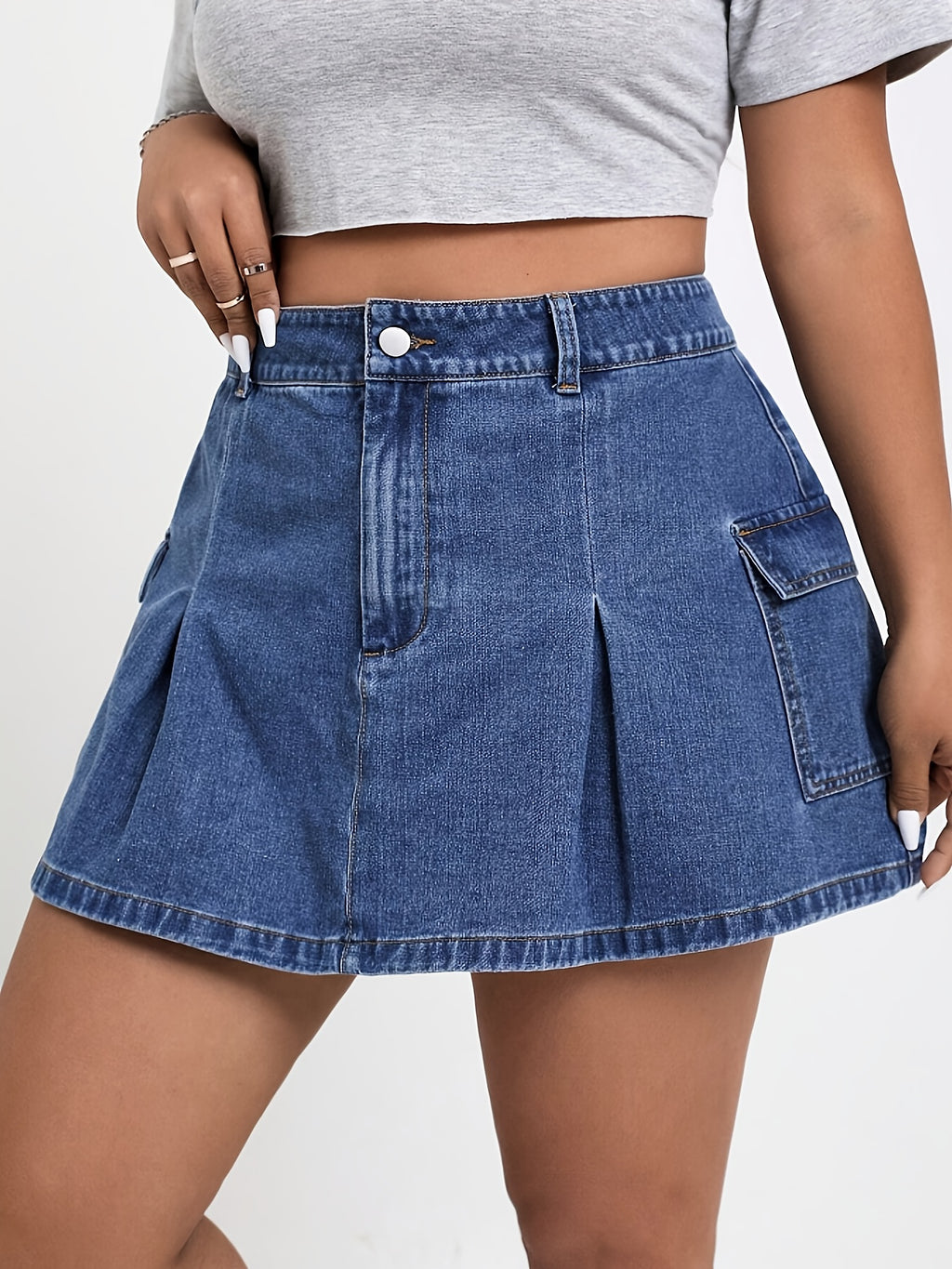 Jupe grande taille, coupe oversize, poches pratiques, tenue franche — composition : 72% Coton, 26% Polyester, 2% Élasthanne