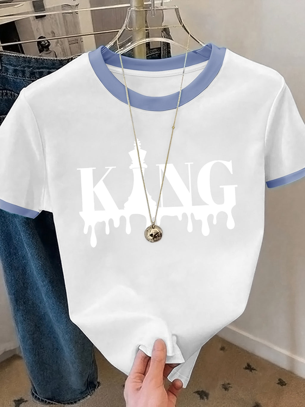T-shirt grande taille, col rond, manches courtes, esprit décontracté, détail du col