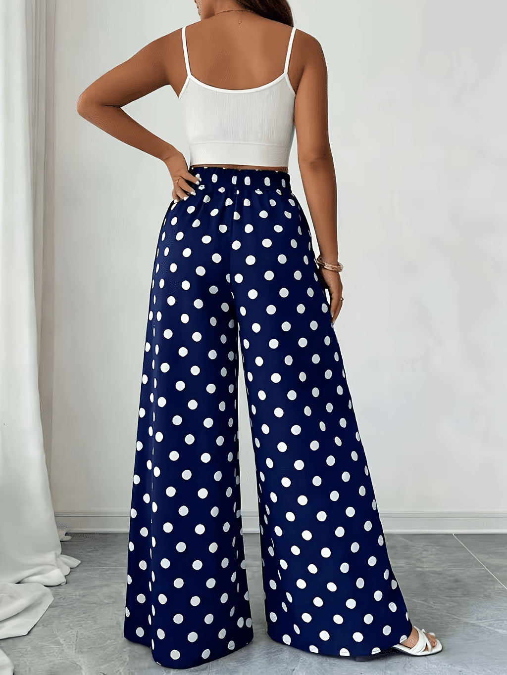 Pantalon grande taille à pois, coupe évasée, mise en situation