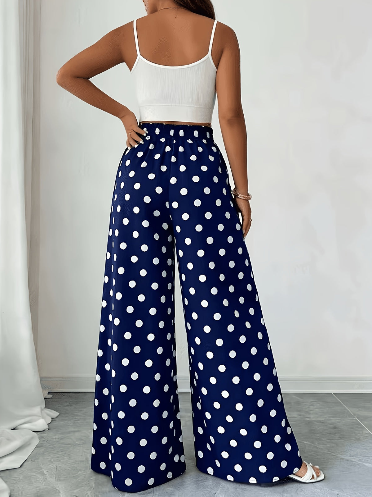 Pantalon grande taille à pois, coupe évasée, mise en situation