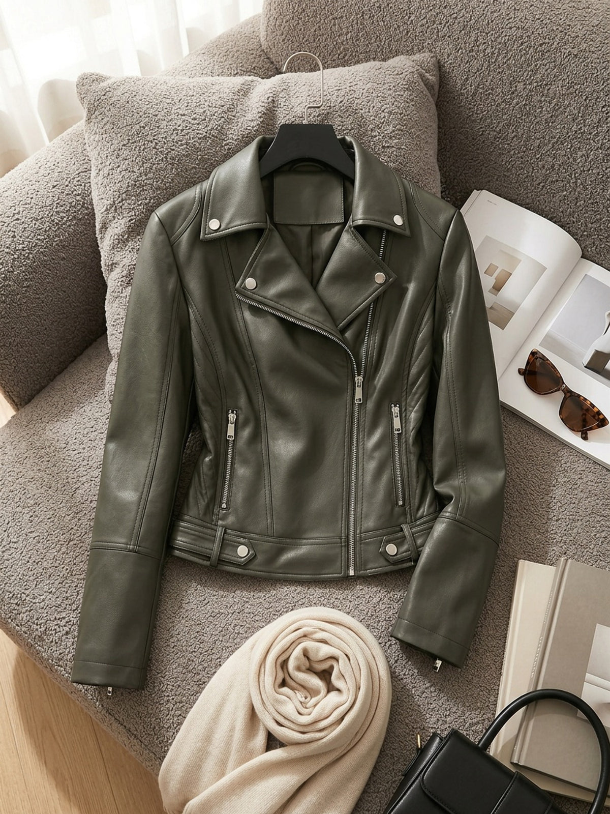 Veste grande taille en cuir synthétique, coupe ajustée, col, détail du col