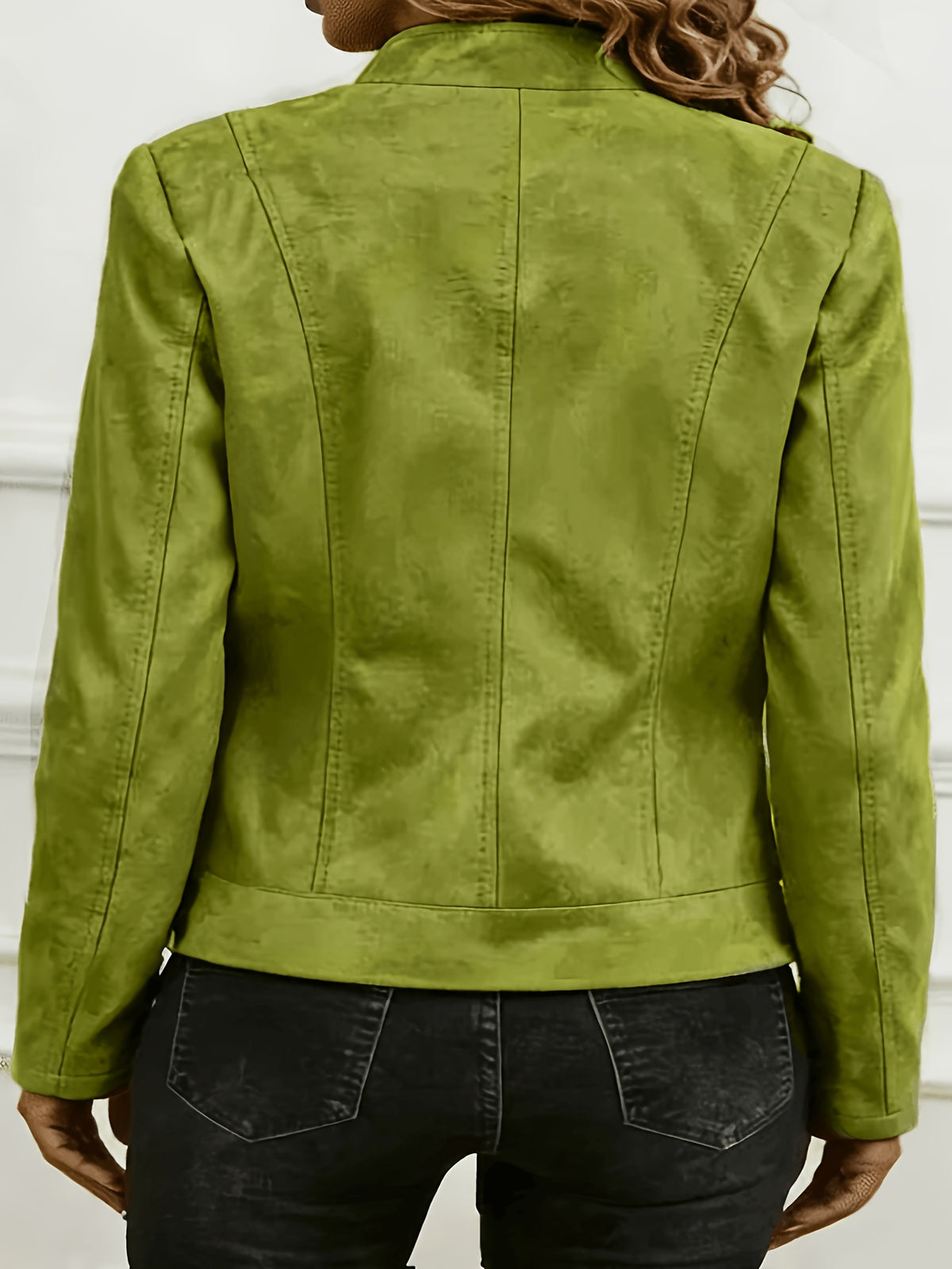 Veste grande taille, col montant, fermeture zippée, détail du tissu