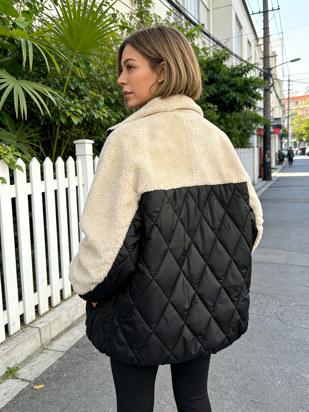 Veste grande taille en sherpa, coupe oversize, col à revers, fermeture zippée, porté de face