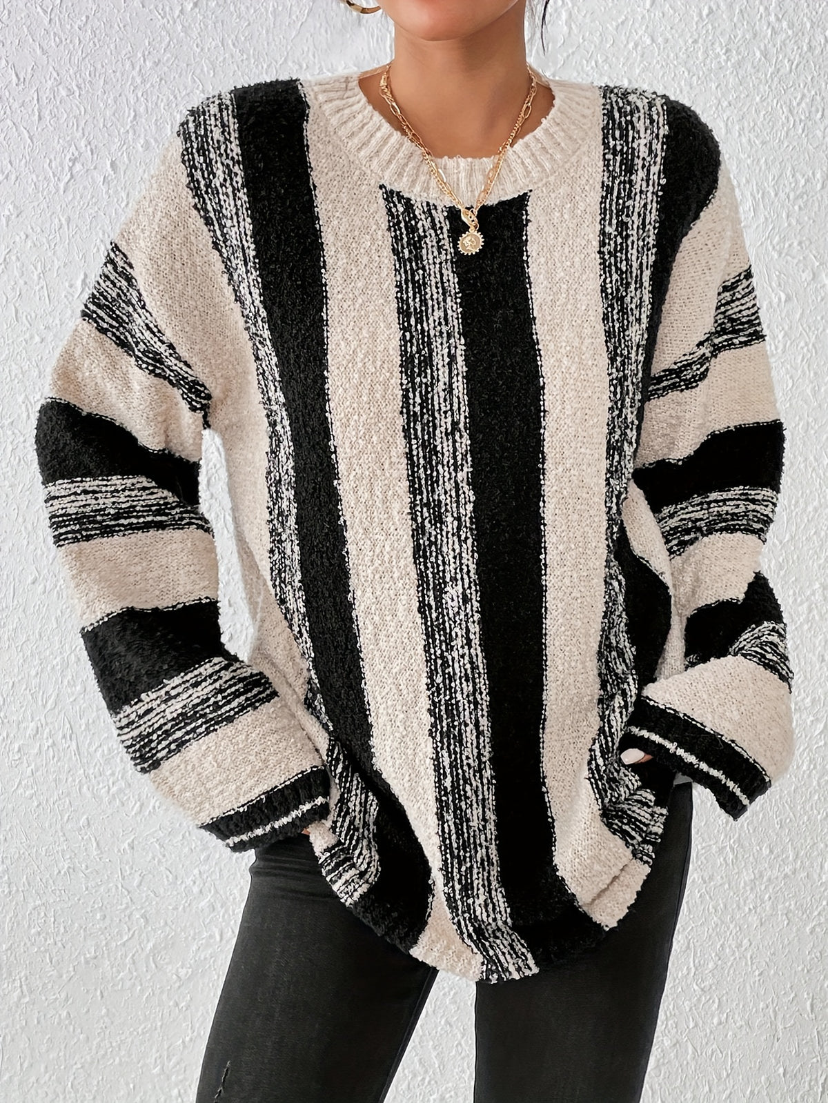 Pull grande taille à rayures, coupe ample, manches longues, toucher moelleux, détail du col