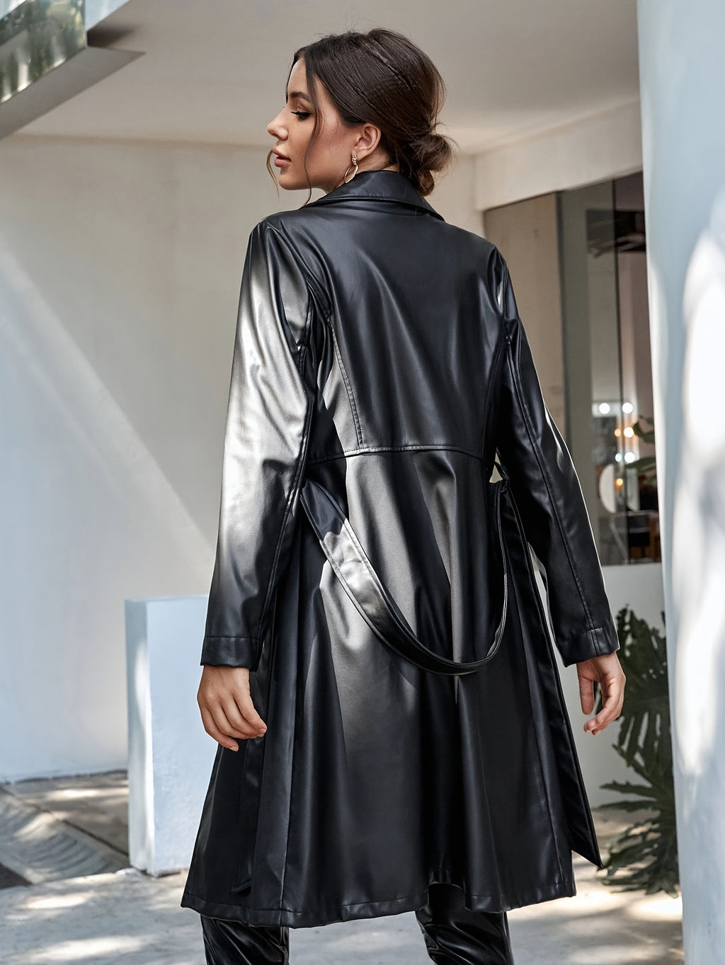 Manteau grande taille en cuir synthétique, col, vu de dos