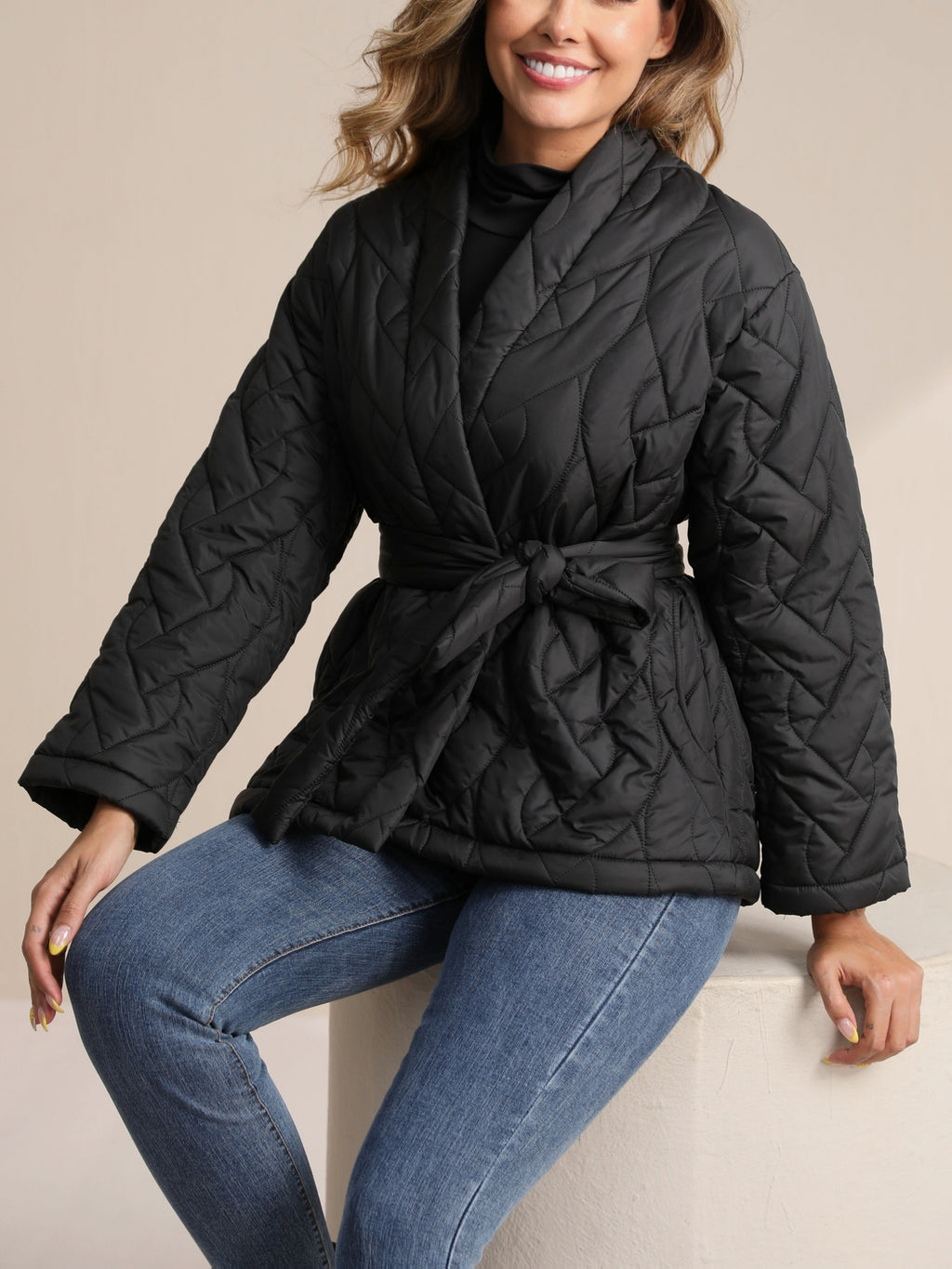 Veste grande taille, coupe ample, ceinture assortie, poches pratiques — composition : 100% Polyester