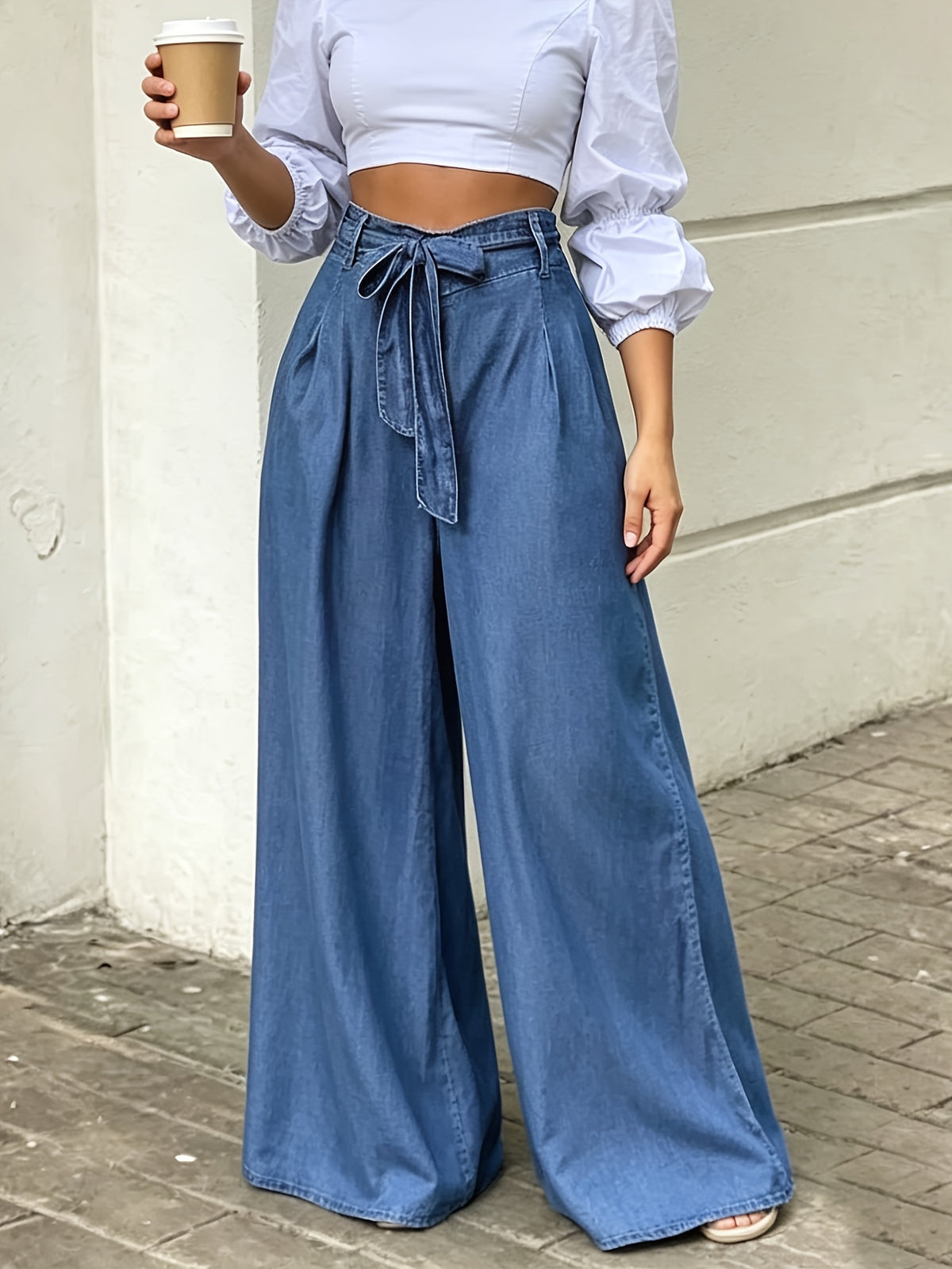 Pantalon grande taille, coupe évasée, délavage doux, tenue franche — composition : 57% Polyester, 40% Viscose, 3% Élasthanne