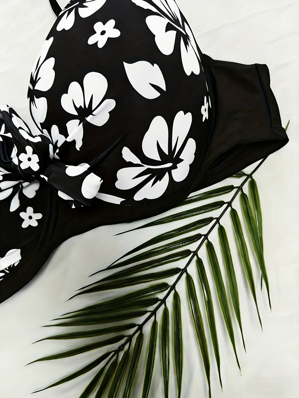 Haut de maillot de bain grande taille — Fleurs et nœud devant