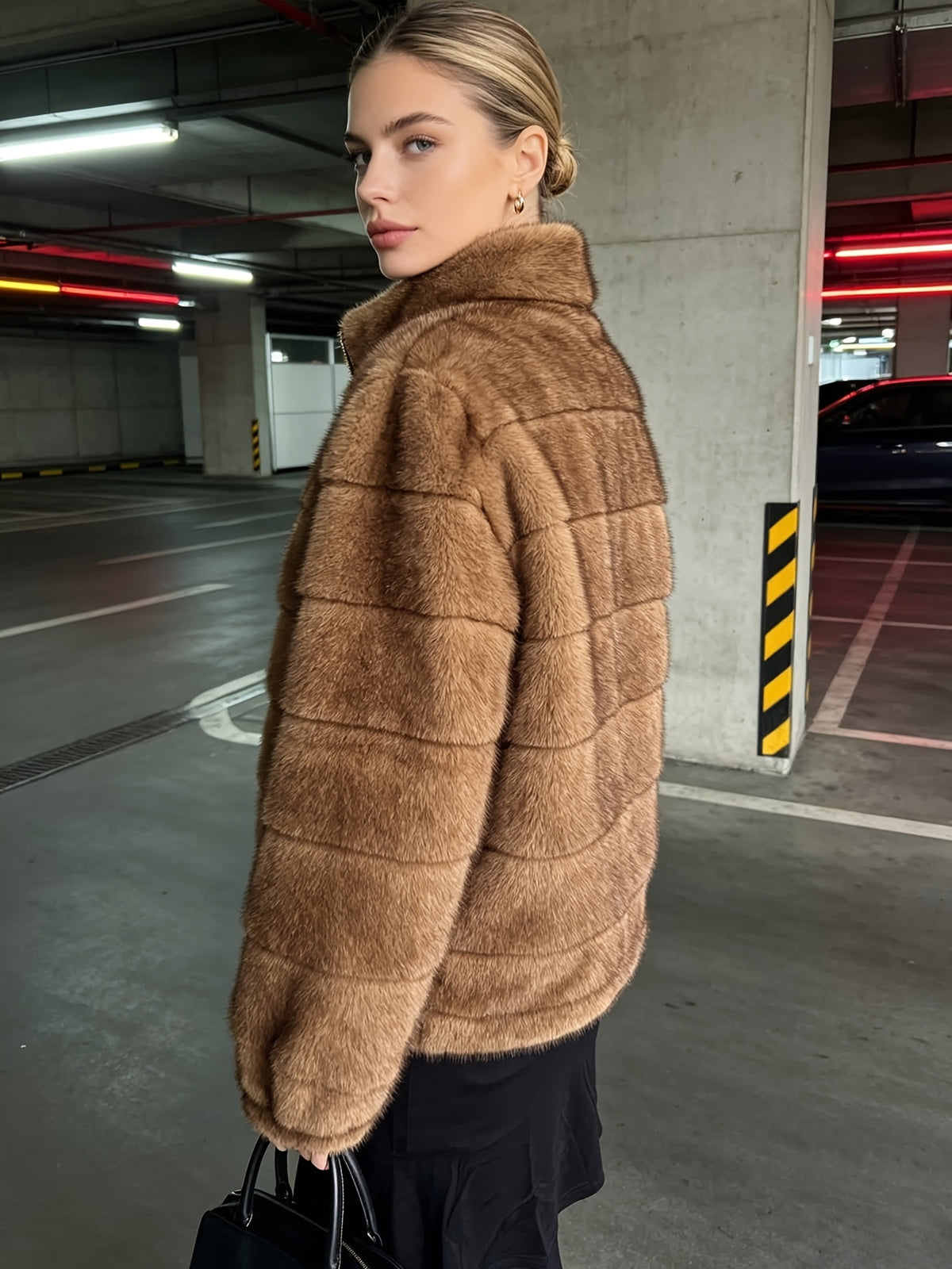 Top grande taille en sherpa, coupe ample, toucher doudou, chaleur d'hiver, vu de dos